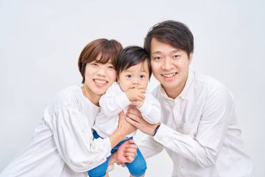 Aile gülümsüyor ve beyaz arka planda sıraya giriyor.