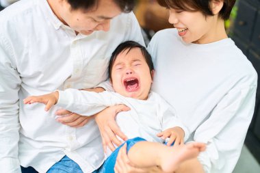 Ağlayan bebekler ve birbirine sarılan ebeveynler