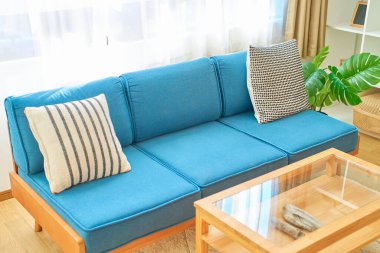 Mavi koltuklu parlak bir iç mekan.