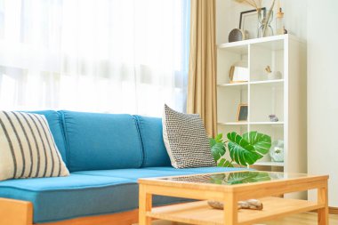 Mavi koltuklu parlak bir iç mekan.