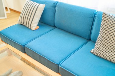 Mavi koltuklu parlak bir iç mekan.