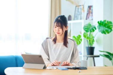 Sıradan bir yerde çalışan genç bir kadın.