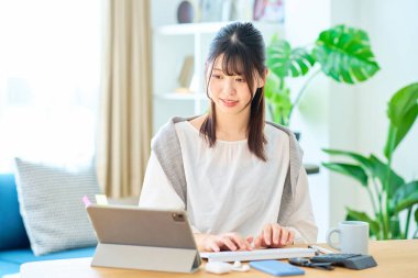 Sıradan bir yerde çalışan genç bir kadın.