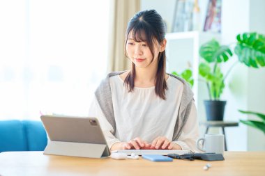 Sıradan bir yerde çalışan genç bir kadın.