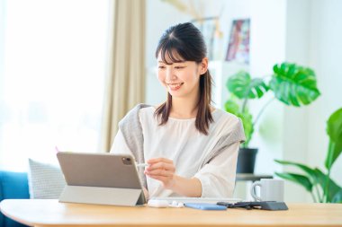 Sıradan bir yerde çalışan genç bir kadın.