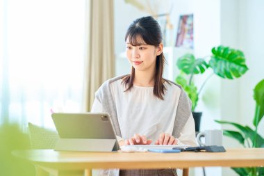 Sıradan bir yerde çalışan genç bir kadın.