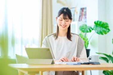 Sıradan bir yerde çalışan genç bir kadın.