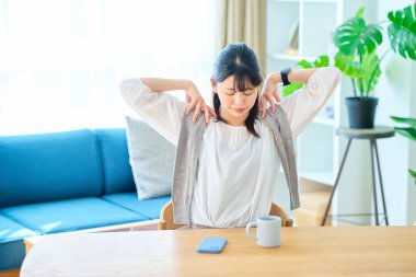 Sıradan bir yerde gerinen genç bir kadın.