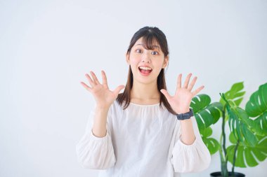 Kapalı mekanda şaşırmış genç bir kadın.