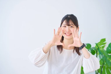  Odada tezahürat yapan genç bir kadın.