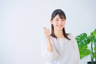 Genç bir kadın içeride güzel poz veriyor.