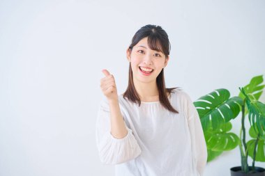 Genç bir kadın içeride güzel poz veriyor.