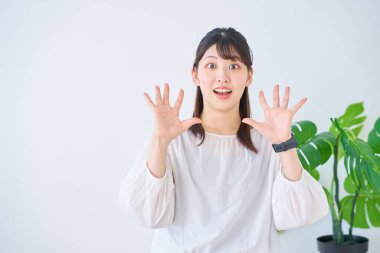 Kapalı mekanda şaşırmış genç bir kadın.                      