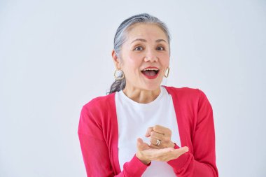 Son sınıf öğrencisi içeride inandırıcı bir şekilde poz veriyor.