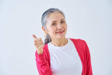 Kıdemli kadın içeride güzel poz veriyor.