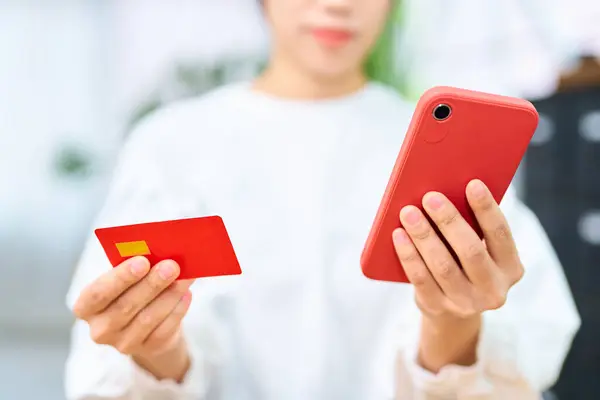 Рука Жінки Тримає Кредитну Картку Смартфон Приміщенні — стокове фото