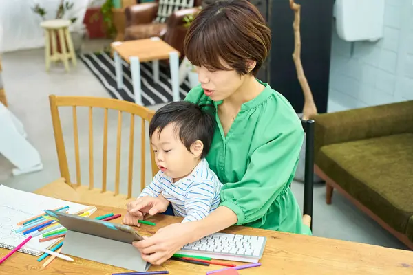 Een Vrouw Die Thuis Werkt Met Een Baby — Stockfoto