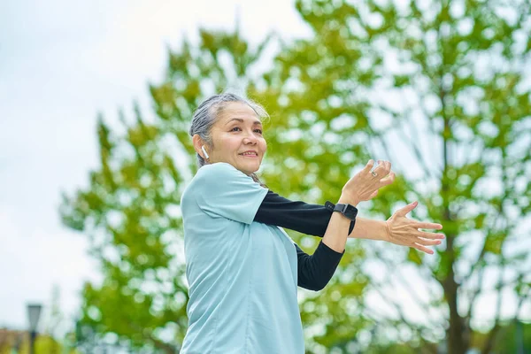 Lächelnde Seniorin Beim Sport Freien — Stockfoto