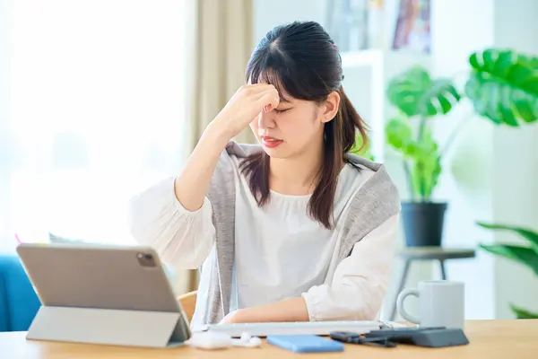 Kvinna Känner Sig Stressad När Hon Kör Dator Sitt Rum — Stockfoto