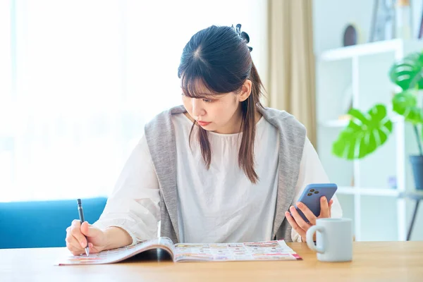 Young Woman Checking Advertising Booklet Room — Stock Photo, Image