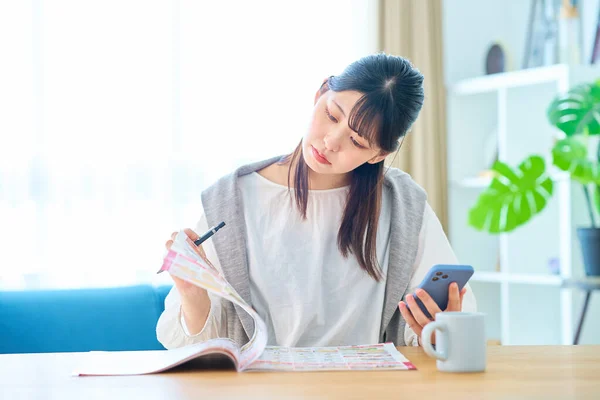 Young Woman Checking Advertising Booklet Room — Stock Photo, Image