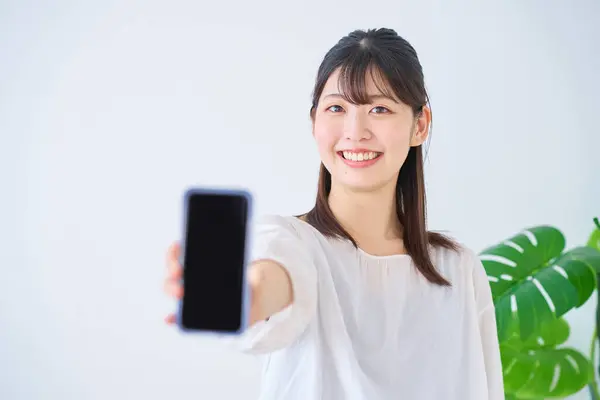 Junge Frau Zeigt Smartphone Bildschirm Haus — Stockfoto
