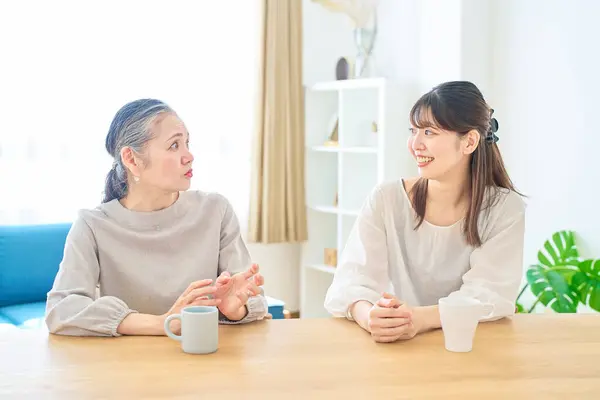 Seniorin Und Junge Frau Unterhalten Sich Freundlich Zimmer — Stockfoto