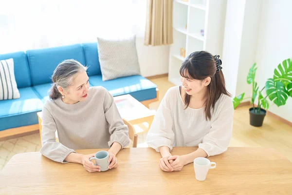 Yaşlı Kadın Genç Kadın Odada Arkadaşça Konuşuyorlar — Stok fotoğraf