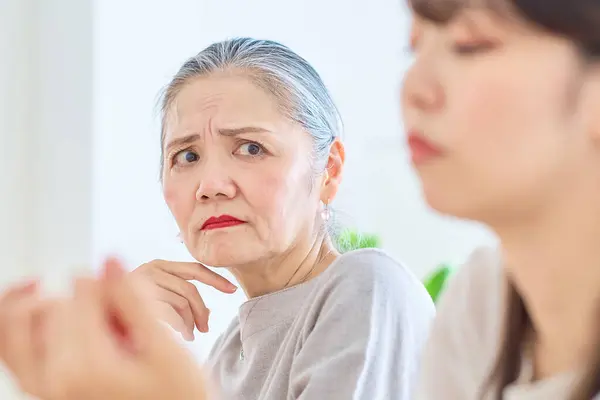 Senior Woman Looking Young Woman Grim Expression Room — Stock Photo, Image