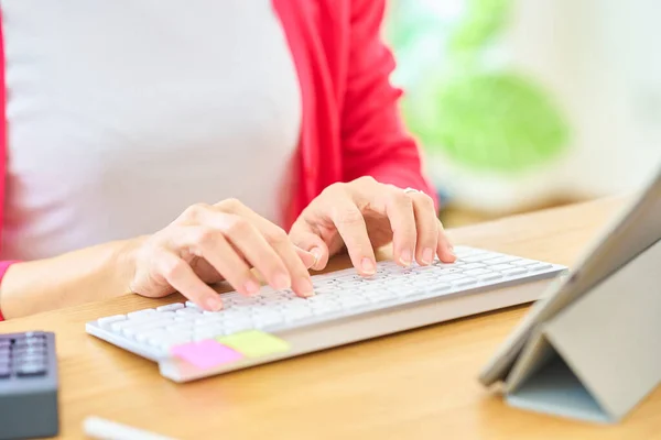 屋内コンピュータのキーボードにタイピングする女性の手 — ストック写真