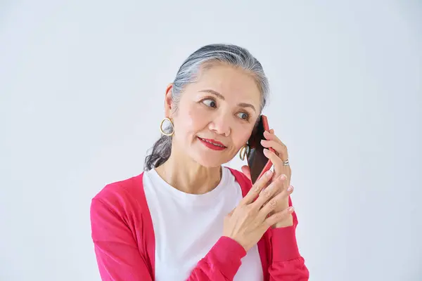 Starší Žena Mluví Smartphoneindoors — Stock fotografie