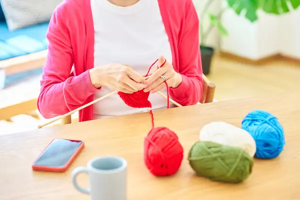 Mãos Uma Mulher Que Gosta Tricotar Fios Sala — Fotografia de Stock