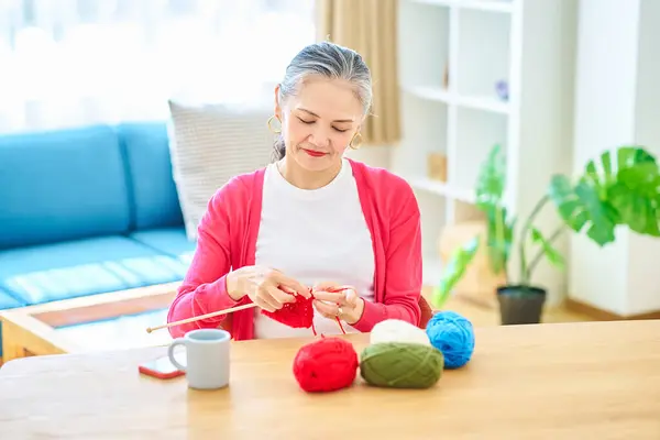 Senior Woman Enjoying Knitting Yarn Room — Stock Photo, Image