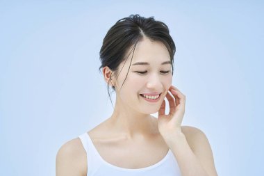 Asyalı orta yaşlı kadın cilt bakımı yapıyor.