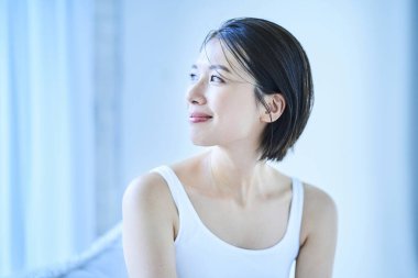 Pencerenin kenarında dinlenen sakin bir kadın.