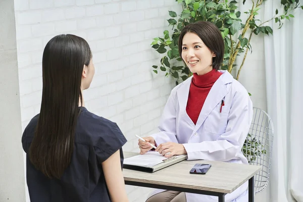 Kvinnlig Läkare Talar Med Kvinnlig Patient — Stockfoto