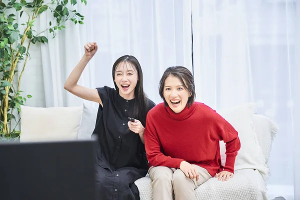 Zwei Frauen Regen Sich Vor Dem Fernseher Auf — Stockfoto