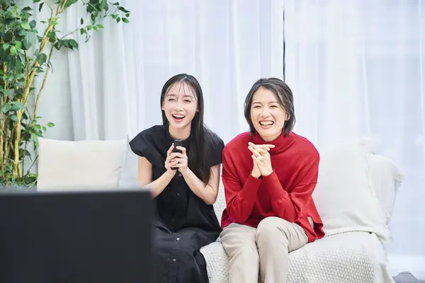 Zwei Frauen Regen Sich Vor Dem Fernseher Auf — Stockfoto