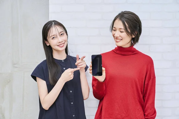 Två Kvinnor Tittar Smartphone Rummet — Stockfoto