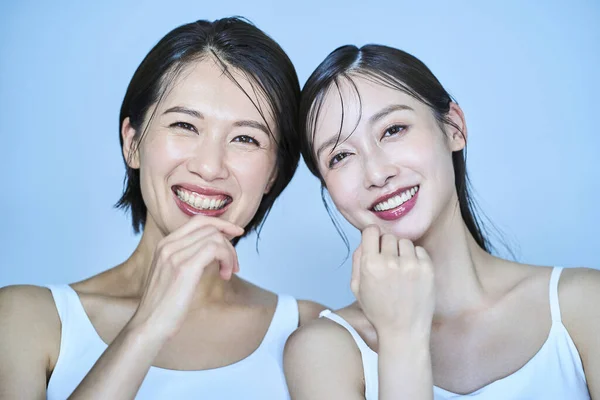 Two Women Lined Sleeveless Clothes — Stock Photo, Image