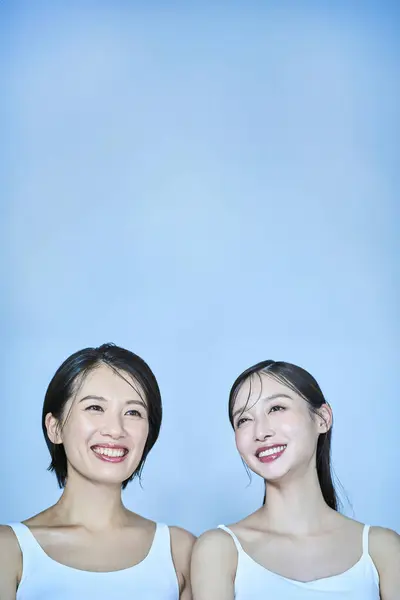 Två Kvinnor Köade Ärmlösa Kläder — Stockfoto