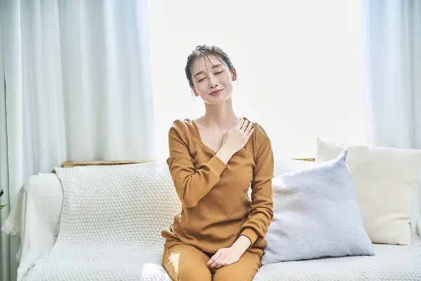 Lächelnde Junge Frau Loungewear Entspannt Ihrem Zimmer — Stockfoto