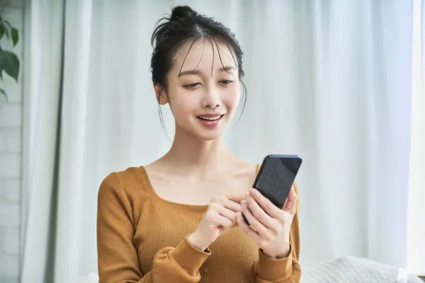 Lächelnde Junge Frau Loungewear Mit Smartphone — Stockfoto