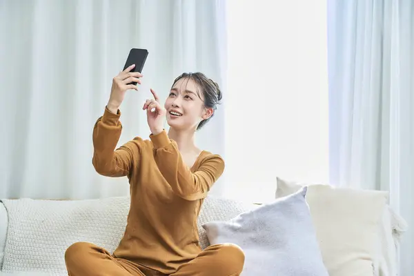 Lächelnde Junge Frau Loungewear Mit Smartphone — Stockfoto