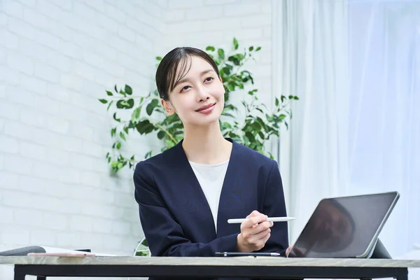 Eine Frau Anzug Spricht Büro Mit Einem Lächeln — Stockfoto