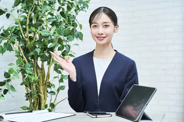 Una Mujer Traje Hablando Con Una Sonrisa Oficina —  Fotos de Stock