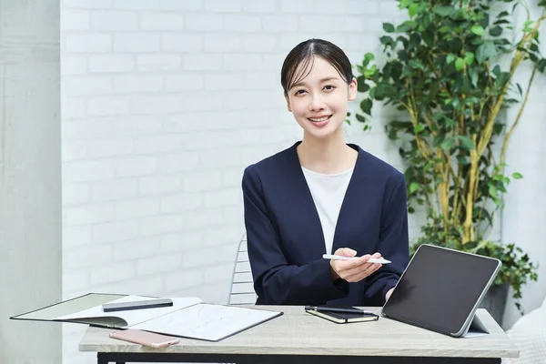 Una Mujer Traje Hablando Con Una Sonrisa Oficina —  Fotos de Stock