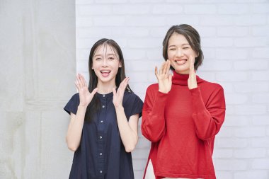 Gülümseyen ve alkışlayan iki kadın