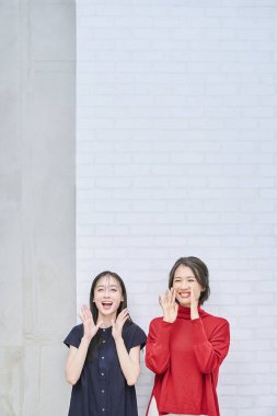 Gülümseyen ve alkışlayan iki kadın