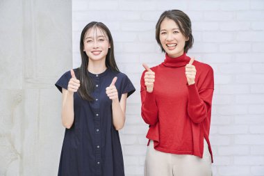 İki kadın içeride güzel poz veriyor.